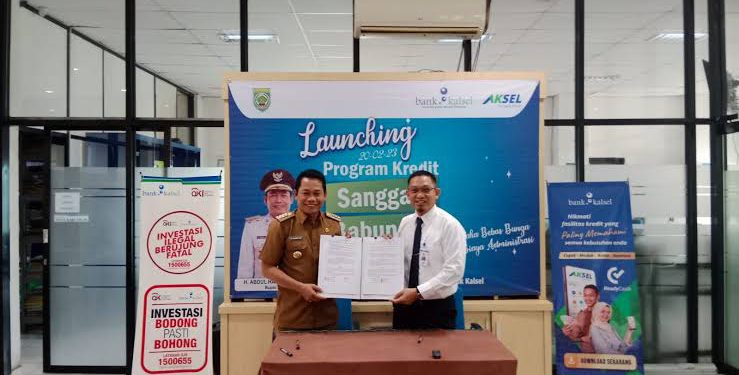 Launching program sanggam Babungas oleh Bupati Balangan Abdul Hadi dan pihak Bank Kalsel, beberapa waktu lalu. (foto : istimewa)