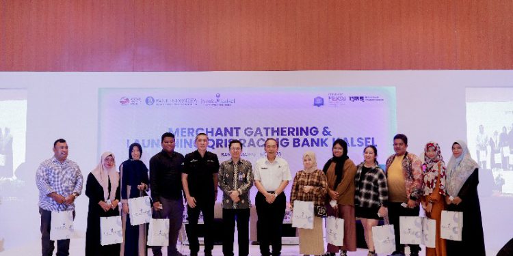 Foto bersama di sela kegiatan Merchant Gathering dan QRIS Racing Bank Kalsel di Galaxy Hotel. (foto : istimewa)