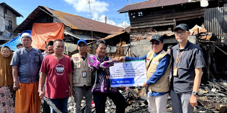 UPZ Bank Kalsel saat menyerahkan bantuan dana kepada warga terdampak kebakaran di Kampung Gadang. (foto : istimewa)