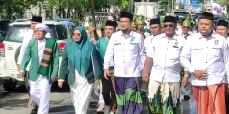 Dipimpin Ketua DPC PKB Banjarmasin Hilyah Aulia rombongan PKB Banjarmasin gunakan sarung saat antar berkas Bacaleg ke KPU Banjarmasin. (foto : shn/seputaran)