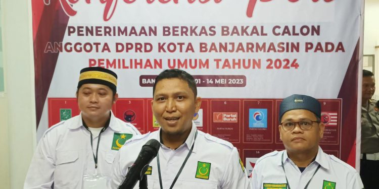 Ketua DPC PBB Banjarmasin Gusti Taufik diwawancarai usai menyerahkan berkas Bacaleg di KPU Banjarmasin. (foto : shn/seputaran)