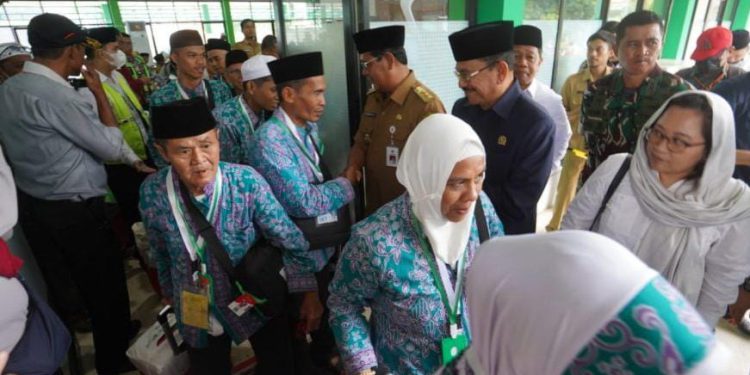 Gubernur Kalsel H Sahbirin Noor atau Paman Birin dan Ketua DPRD Kalsel H Supian HK bersalaman dengan para jemaah Haji saat pelepasan di pintu Asrama Haji Banjarbaru. (foto : istimewa)