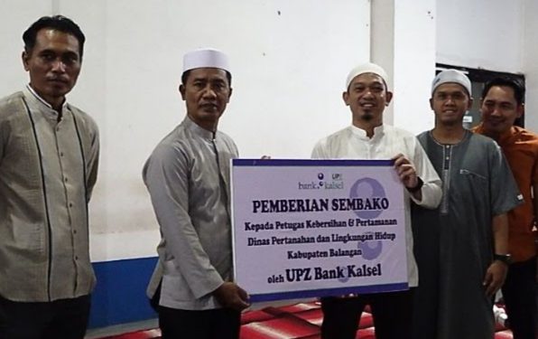 Penyerahan bantuan Bank Kalsel secara simbolis kepada petugas kebersihan Balangan. (foto : istimewa)