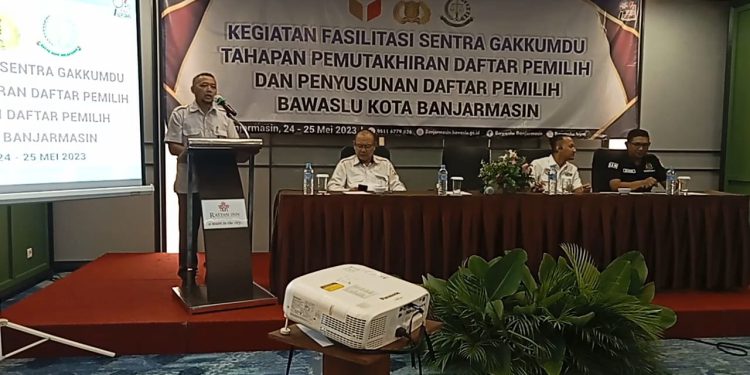 Ketua Bawaslu Banjarmasin M Yasar saat memberikan sambutan pada kegiatan fasilitas Sentra Gakkumdu. (foto : sdy/seputaran)