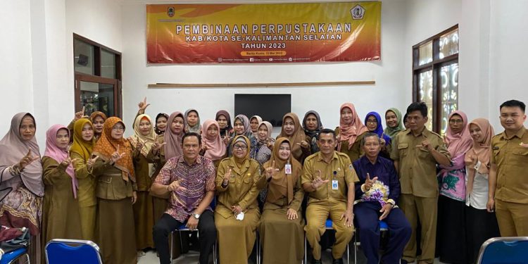 Dispersip Batola saat berfoto bersama usai pembinaan pengelolaan Perpustakan oleh Dispersip Kalsel. (foto : istimewa)