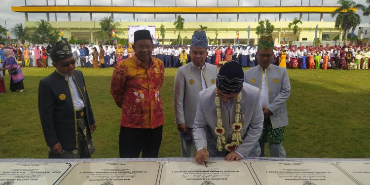 Walikota Banjarmasin H Ibnu Sina saat menandatangani plakat TK yang berubah status negeri. (foto : shn/seputaran)