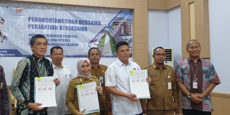 Bank Kalsel, DPD REI dan Pemprov Kalsel menunjukan dokumen kerja sama pemenuhan rumah. (foto : istimewa)