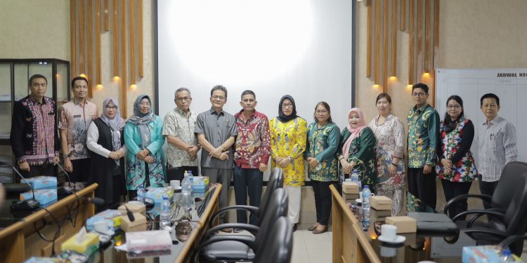 Pansus I LKPj DPRD Kalsel didampingi Sekretariat DPRD dan Biro Pemerintahan dan Otonomi Daerah Setda Kalsel menerima kunjungan kerja dari Pansus LKPj DPRD Kalteng. (foto : putza/seputaran)