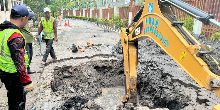 Petugas PTAM Bandarmasih (Perseroda) saat melakukan perbaikan pipa bocor di depan kawasan Mesjid Raya.