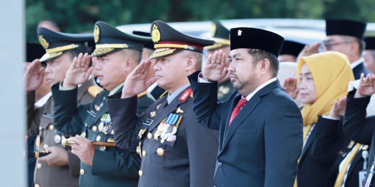 Wakil Ketua DPRD Kalsel Muhammad Syaripuddin saat ikut upacara peringatan Hari Lahir Pancasila. (foto : istimewa)