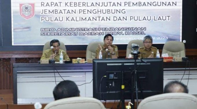 rapat keberlanjutan pembangunan Jembatan Penghubung Pulau Kalimantan dan Pulau Laut di ruang Aberani Sulaiman, Setdaprov Kalsel. (foto : istimewa/Biro Adpim Kalsel)