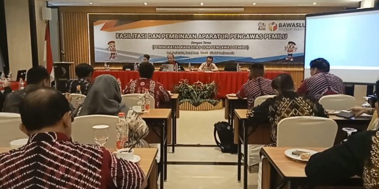 Fasilitasi dan pembinaan Aparatur Pengawas Pemilu di Banjarmasin yang digelar Bawaslu Banjarmasin. (foto : sna/seputaran)