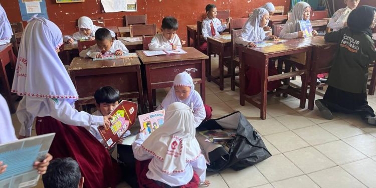 Para murid saat mencari buku bacaan dari bok buku yang dibawa motor trail pustaka Dispersip Kalsel. (foto : istimewa)