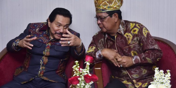 Gubernur Kalsel H Sahbirin Noor atau Paman Birin (Ketua KBB) duduk berdua dengan Hendropriyono, Ketua Dewan Pembina KBB sambil saling bercerita. (foto : istimewa/Biro Adpim Kalsel)