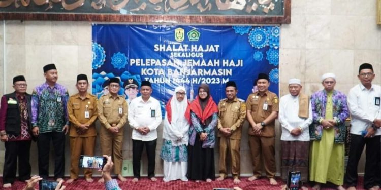 Wakil Walikota Banjarmasin H Arifin Noor foto bersama saat pelepasan jemaah haji asal Banjarmasin. (foto : shn/seputaran)