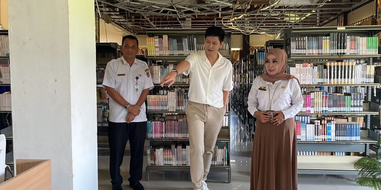 Penulis sekaligus aktor Andi Arsyil, diajak berkeliling di Perpustakaan Palnam oleh Kepala Dispersip Kalsel Hj Nurliani Dardie. (foto : istimewa/Dispersip Kalsel )