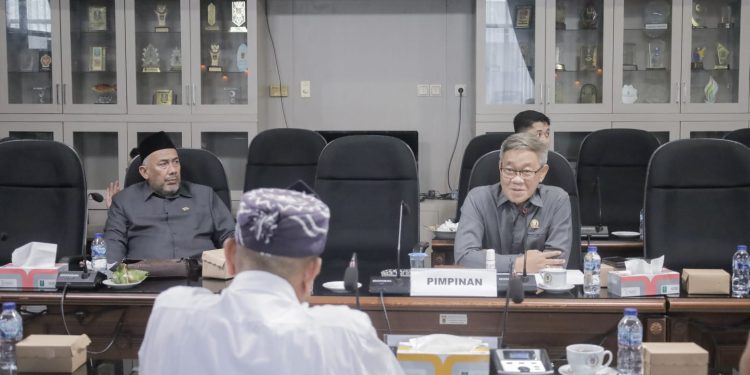 Ketua Komisi II DPRD Kalsel, Imam Suprastowo saat memimpin rapat berkenaan dengan status kawasan tersebut dengan mengundang Dinas Kehutanan, Pemkab Tala, Camat Kintap dan Kepala Desa Riam Adungan dan Desa Adungan. (foto : putza/seputaran)