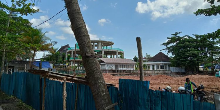 Lahan proyek Rumdin Walikota Banjarmasin yang tengah dilakukan pematangan untuk pembangunan konstruksi. (foto : shn/seputaran)