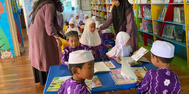 Anak-anak TK Melati Gambut saat menikmati fasilitas baca di Perpustakaan Palnam. (foto : istimewa/Dispersip Kalsel)