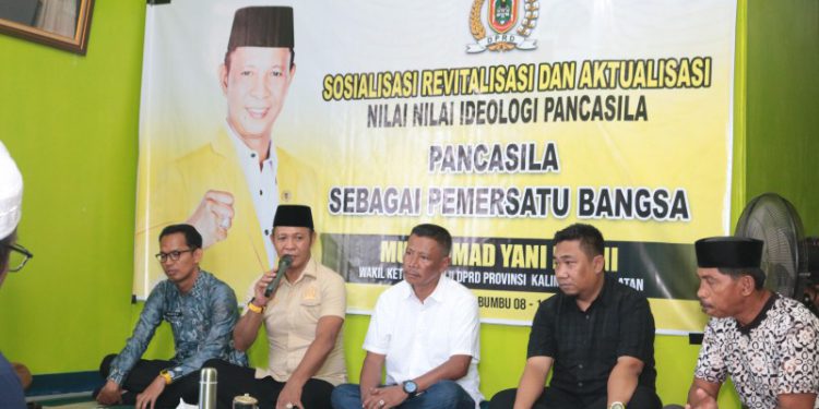 Teks foto - Wakil Ketua Komisi II DPRD Kalsel, Muhammad Yani Helmi saat Sosialisasi Revitalisasi dan Aktualisasi Penanaman Nilai-Nilai Ideologi Pancasila, di Desa Gunung Besar, Kecamatan Simpang Empat, Kabupaten Tanah Bumbu. (foto : istimewa)