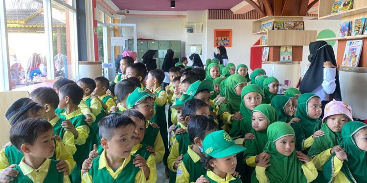 Para murid TK ABA 23 Banjarmasin saat berkunjung ke Perpustakaan Anak Palnam Dispersip Kalsel. (foto : istimewa/Dispersip Kalsel)