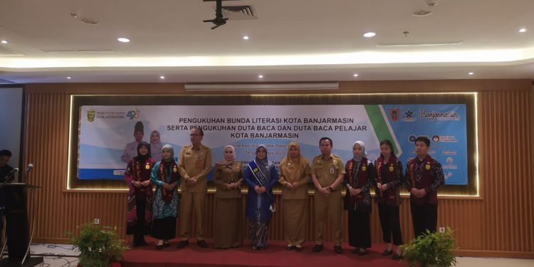 Kepala Dispersip Kalsel Hj Nurliani Dardie dan Bunda Literasi Banjarmasin Siti Wasilah bersama Duta Baca foto bersama usai pengukuhan. (foto : shn/smr)