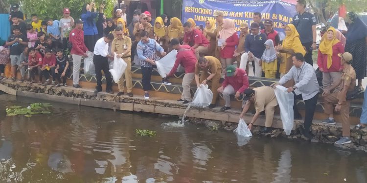 Walikota Banjarmasin H Ibnu Sina saat memimpin penebaran benih ikan. (foto : shn/seputaran)