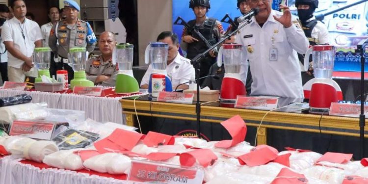 Gubernur Kalsel H Sahbirin Noor atau Paman Birin saat ikut dalam pemusnahan 35 Kg sabu di Mapolda Kalsel. (foto : istimewa)