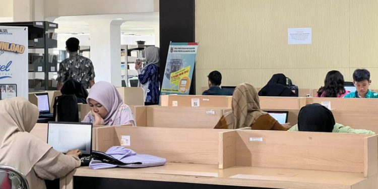 Pengunjung Perpus Palnam Dispersip Kalsel yang ramai saat siang hari. (foto : istimewa)