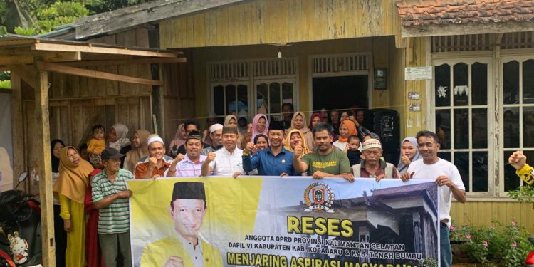 Wakil Ketua Komisi II DPRD Kalsel Muhammad Yani Helmi atau Paman Yani berfoto bersama di sela reses menjaring aspirasi masyarakat Gunung Tinggi dan Desa Irigasi, Tanbu.(foto : istimewa)