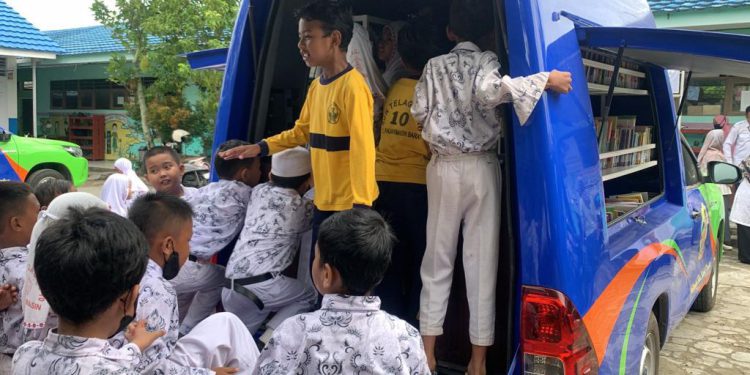 Para murid begitu antusias mendatangi mobil Pusling Dispersip Kalsel saat di SDN Telaga Biru 10 Banjarmasin. (foto : istimewa/Dispersip Kalsel)