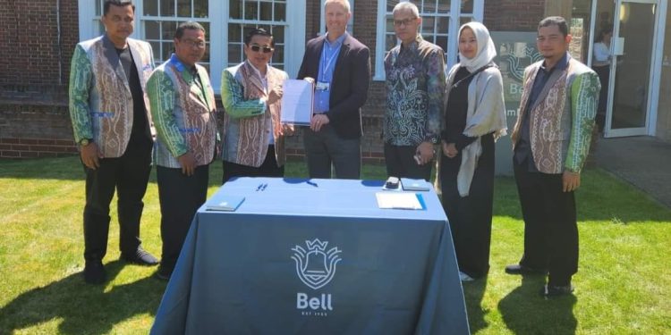 Walikota Banjarmasin H Ibnu Sina saat menjalin kerjasama mutu pendidikan di Cambridge University Press and Assessment, Inggris. (foto : istimewa)