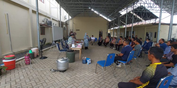 Pelatihan Pembuatan Pakan Ikan Alternatif dengan Probiotik di halaman kediaman pribadi Gubernur Kalsel H Sahbirin Noor. (foto : istimewa/Biro Adpim Kalsel)