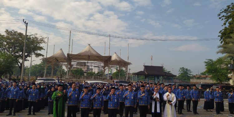 Walikota Banjarmasin H Ibnu Sina foto bersama ratusan PNS yang diambil sumpah dan janji. (foto : shn/seputaran)