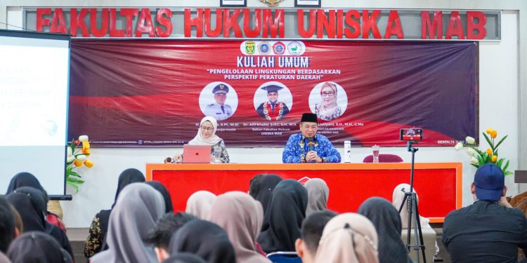 Walikota Banjarmasin H Ibnu Sina saat menjadi narasumber pada kuliah umum atau seminar di FH Uniska Banjarmasin. (foto : shn/seputaran)