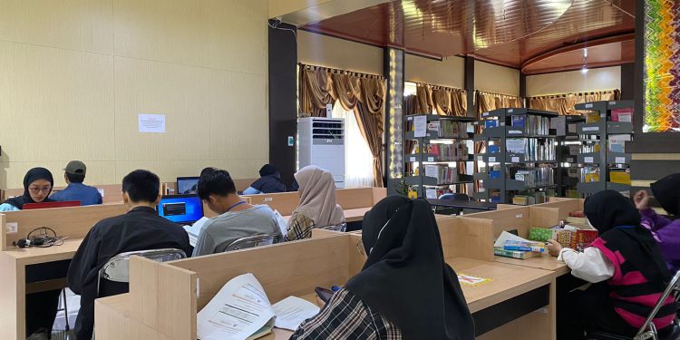 Perpustakaan Palnam Dispersip Kalsel yang diramaikan pengunjung. (foto : istimewa/Dispersip Kalsel)