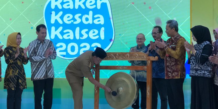 Gubernur Kalsel H Sahbirin Noor atau Paman Birin saat membuka Raker Kesda dengan memukul gong. (foto : istimewa/adpim Kalsel)