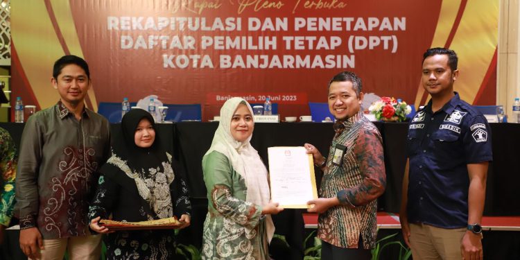 Penyerahan dokumen DPT saat Rapat Pleno Terbuka KPU Banjarmasin yang bertempat di G’Sign Hotel Banjarmasin. (foto : istimewa)