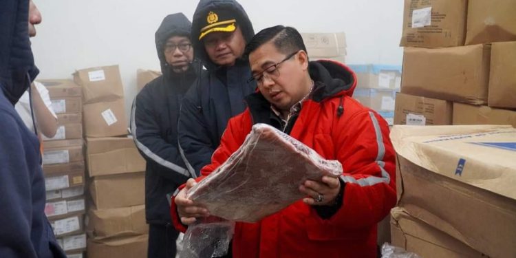 Walikota Banjarmasin H Ibnu Sina saat monitoring ketersediaan daging beku di pergudangan daging beku. (foto : shn/seputaran)