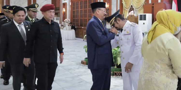 Ketua DPRD Kalsel H Supian HK saat memberi selamat dan bersalaman dengan Pj Bupati HSU Zakly Asswan, usai dilantik. (foto : istimewa)