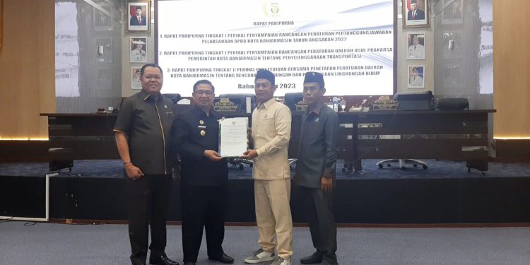 Wakil Ketua DPRD Banjarmasin HM Yamin, Matnor Ali dan Tugiatno saat menerima dokemen pertanggungjawaban APBD 2022 dari Walikota Banjarmasin H Ibnu Sina. (foto : smr/seputaran)