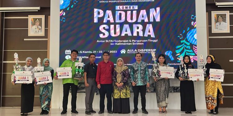 Penyerahan hadiah lomba paduan suara Dispersip Kalsel. (foto : istimewa/Dispersip Kalsel)