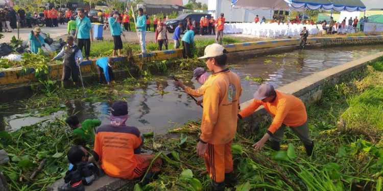 Aksi bersih-bersih sungai Alayung, Sungai Andai dalam rangka peringatan Hari Lingkungan Hidup. (foto : shn/seputaran)