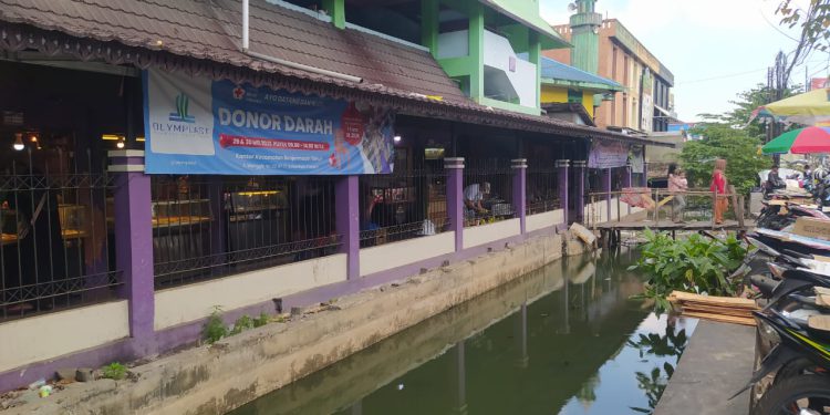 Sejumlah kios di Pasar Kuripan yang akan dirobohkan, lantaran terkena proyek normalisasi sungai. (foto : shn/seputaran)