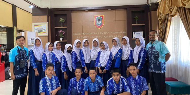 Rombongan SMPN 2 Kintap, Tanah Bumbu berfoto bersama di Perpustakaan Palnam Dispersip Kalsel. (foto : istimewa/Dispersip Kalsel)