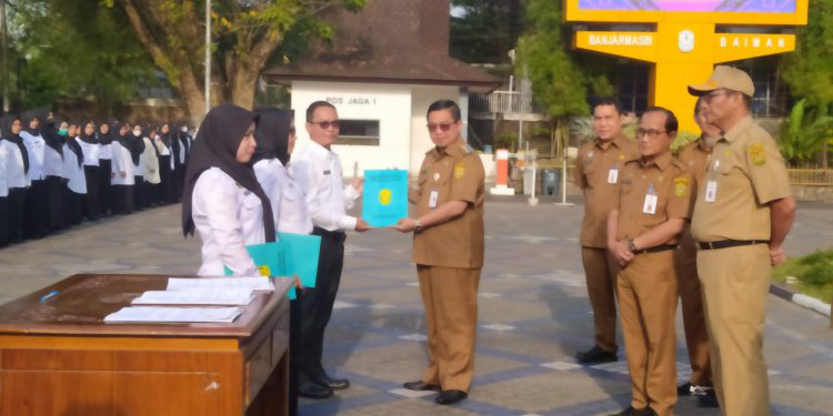 Walikota Banjarmasin H Ibnu Sina saat menyerahkan SK PPPK. (foto : shn/seputaran)