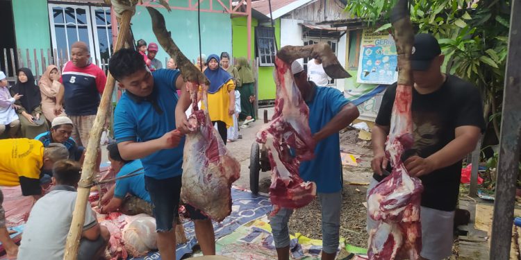 Warga saat memotong daging kurban. (foto : shn/seputaran)