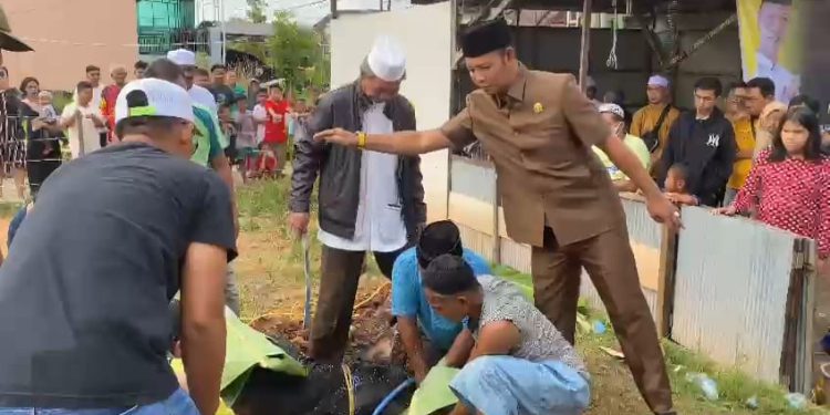 Anggota DPRD Kalsel Muhammad Yani Helmi saat berbagi daging kurban kepada warga kawasan Sungai Jingah Kelurahan Surgi Mufti Kecamatan Banjarmasin Utara. (foto : istimewa)