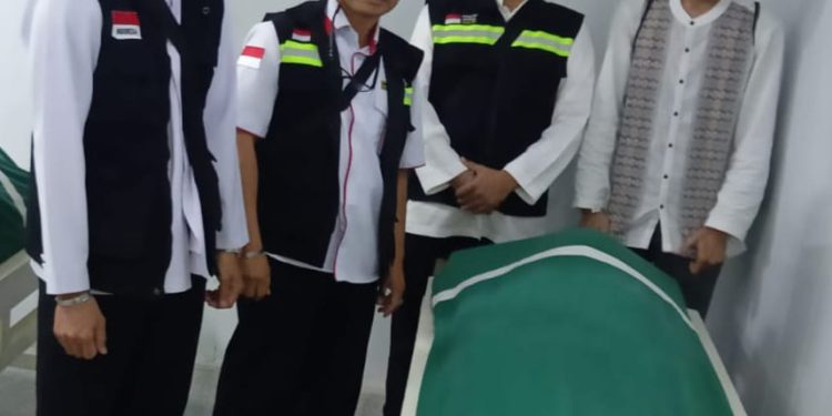 Petugas Haji saat mendampingi jasad Almarhum H Abdullah Karim Jumri, salah satu jemaah Haji yabg wafat. (foto : istimewa)