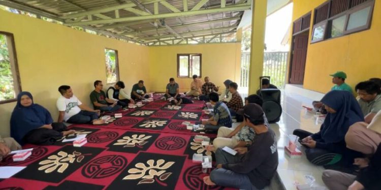 Kegiatan sosialisasi KUR kepada pelaku UMKM, di Kantor Desa Mungkur Uyam, Kecamatan Juai. (foto : istimewa)